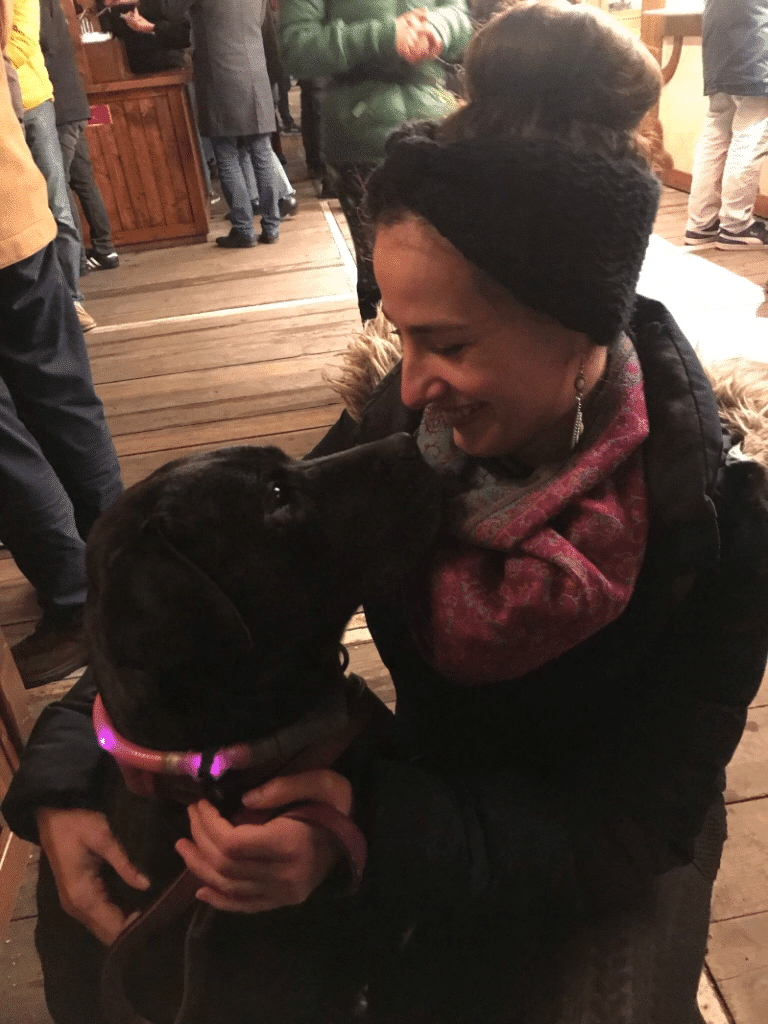 Femme agenouillée près d'un chien noir