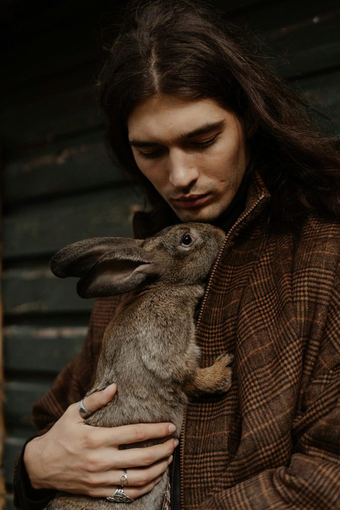 Homme tenant affectueusement un lapin dans ses bras