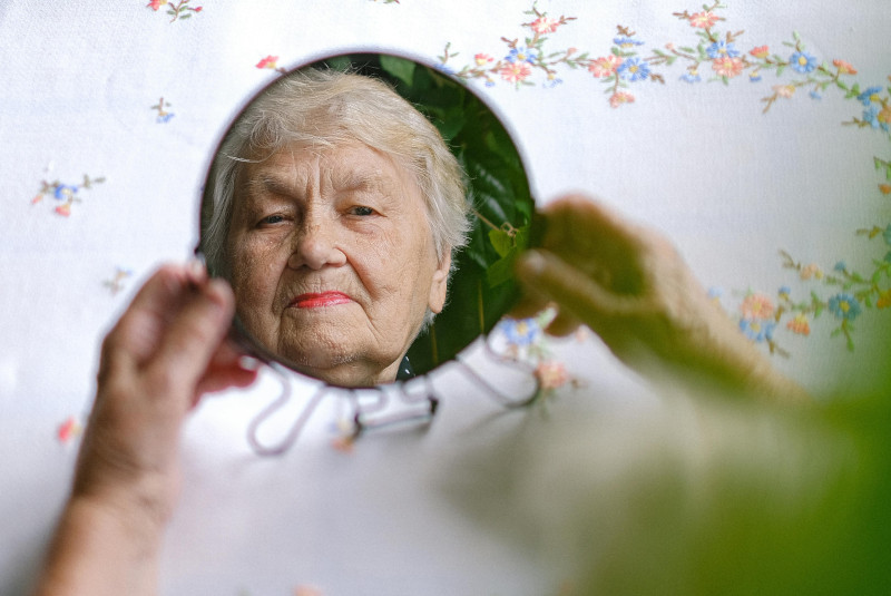 enfant_intérieur Old Woman Looking in a Mirror